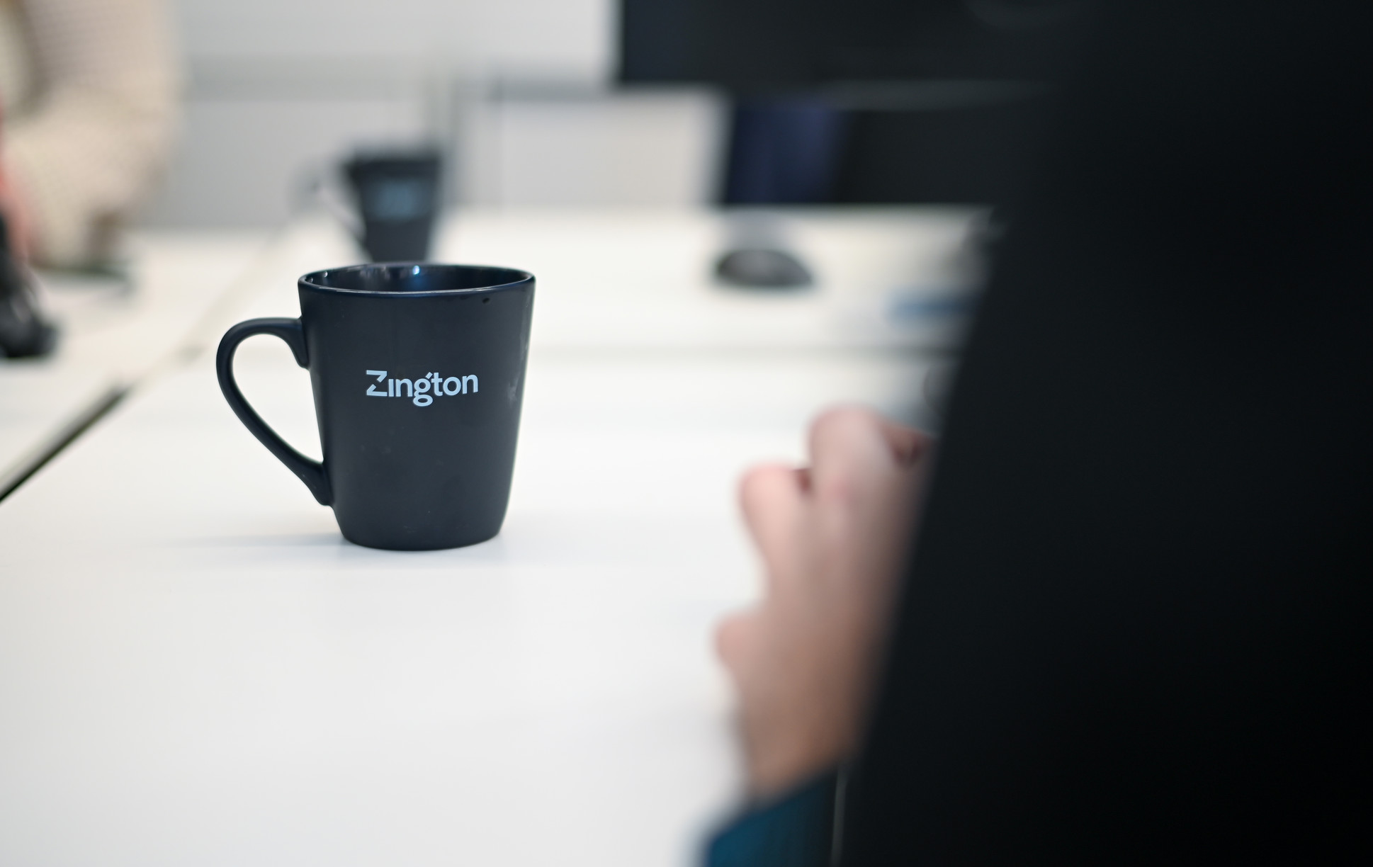 En närbild av en kopp på med zingtons logo.