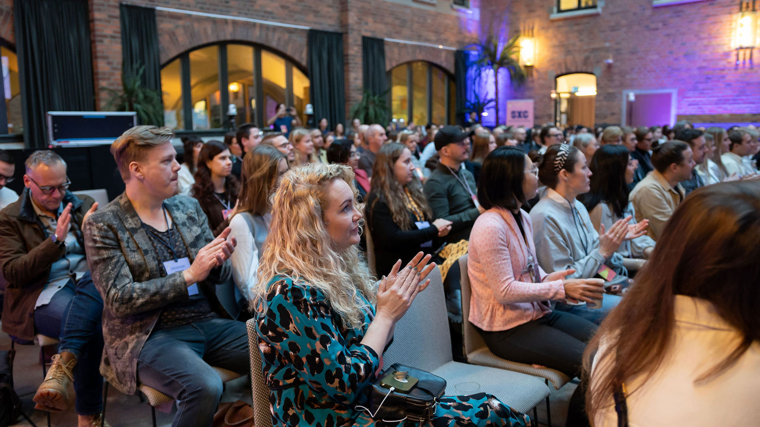 En fullsatt publik sitter och applåderar i SXC 2023.