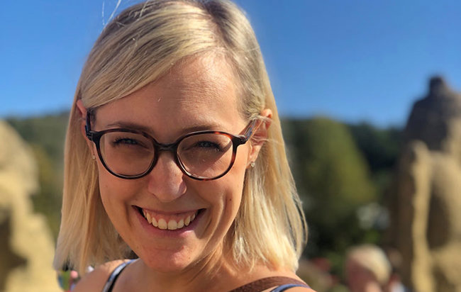 Närbild på Åsa Sproges ansikte utomhus.