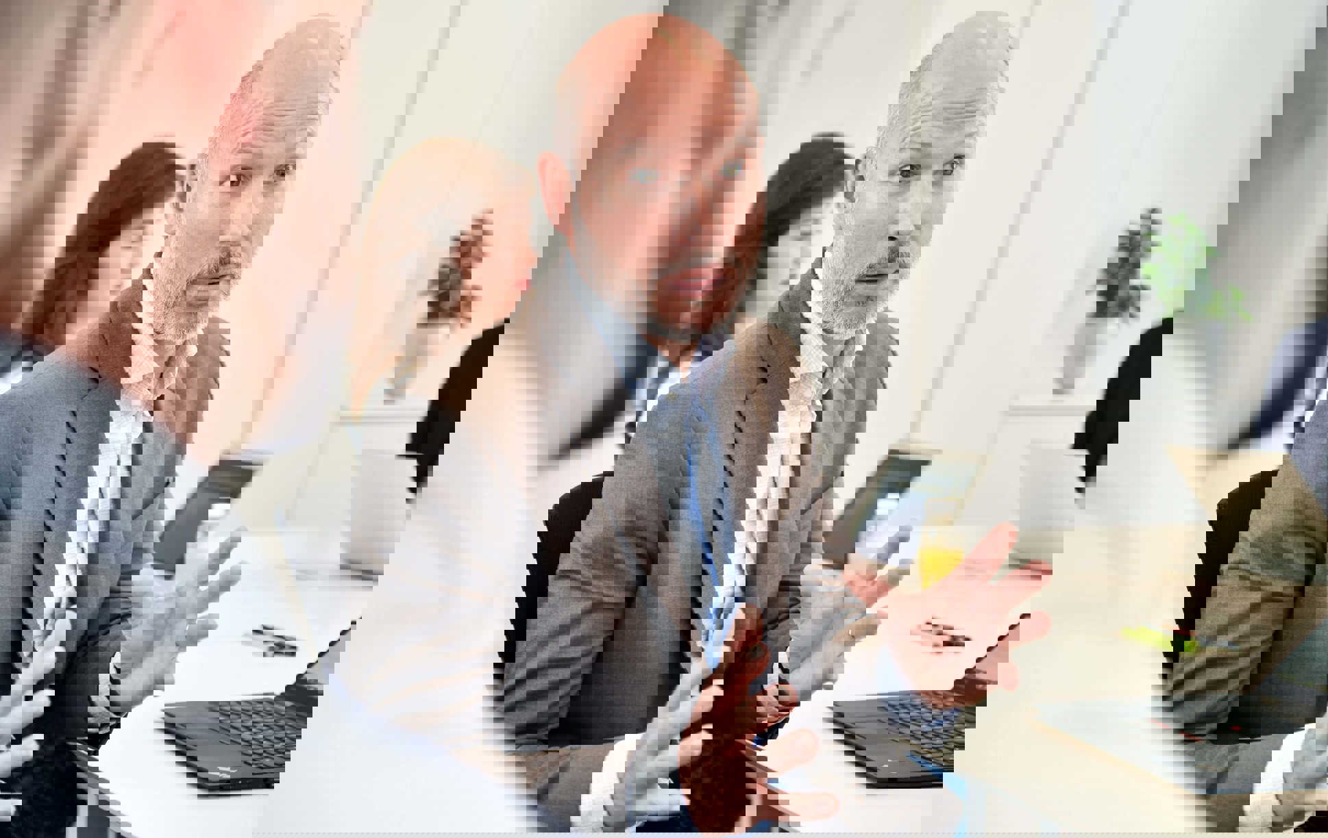 Thomas Lindahl från Zington sitter vid ett bord med andra medarbetare och gestikulerar medan han pratar.