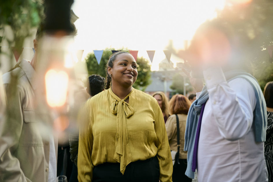 Tre personer tycks ha ett samtal på en Zington fest.