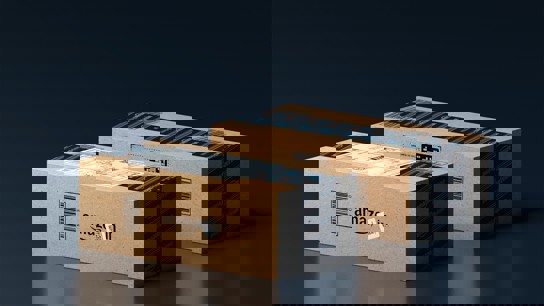 Två paket från amazon med en elegant grå bakgrund.