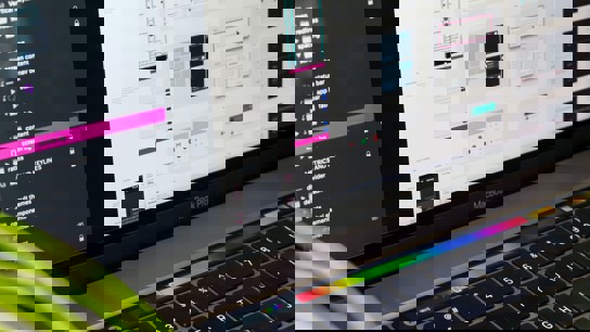 Beskuren bild på en bärbar mac-dator som visar UI-design på skärmen.