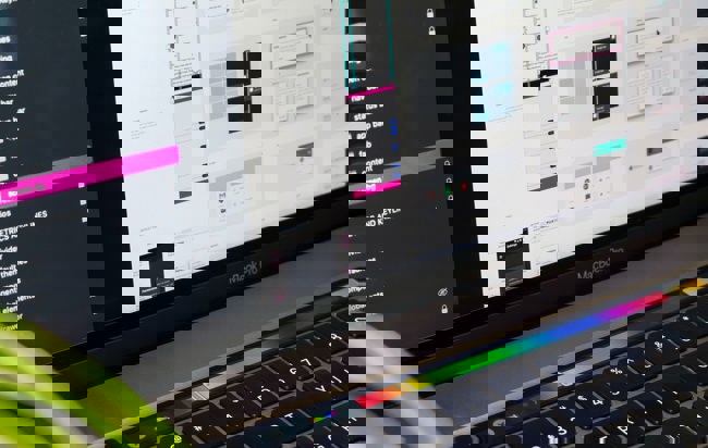 Beskuren bild på en bärbar mac-dator som visar UI-design på skärmen.