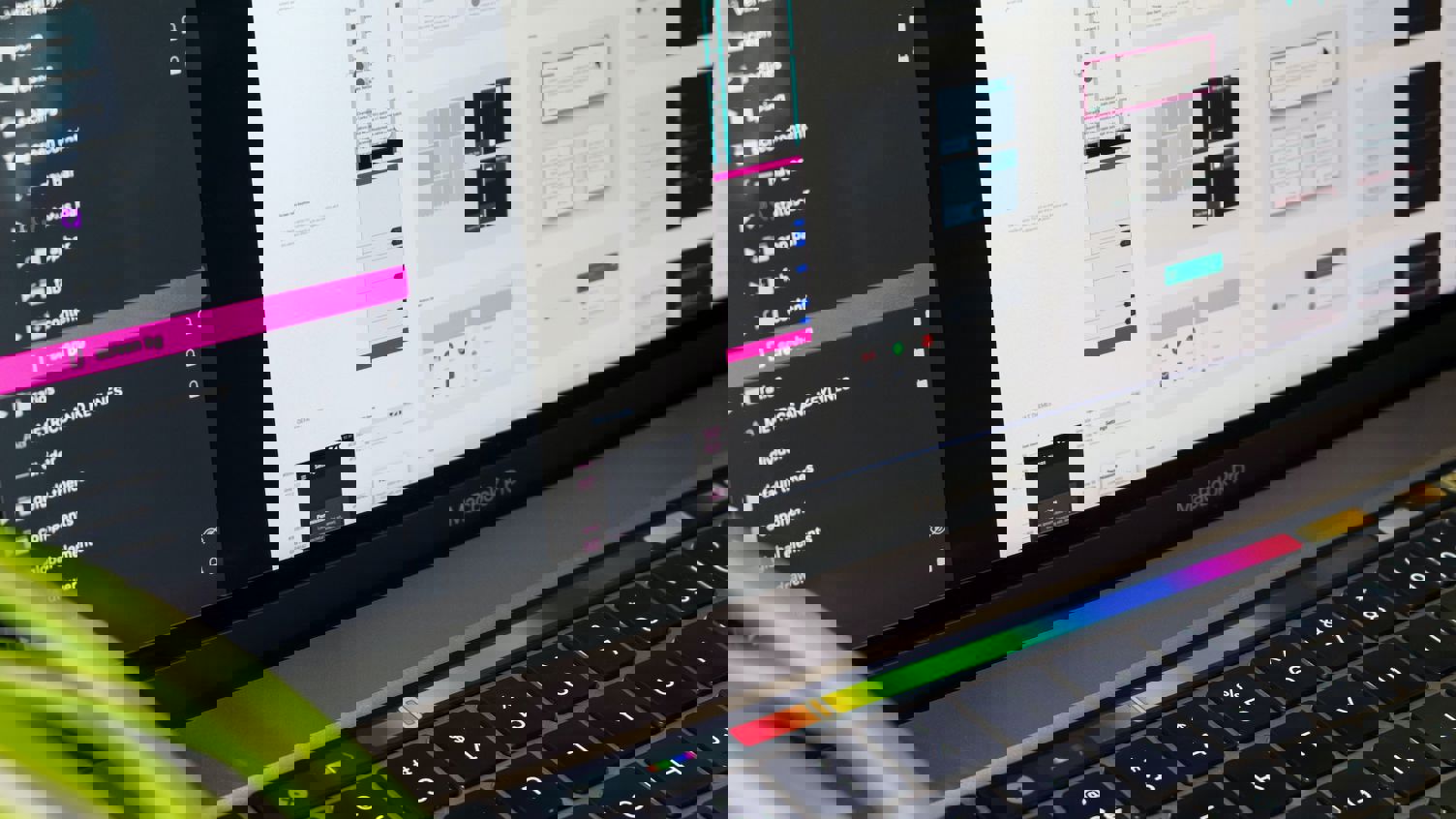 Beskuren bild på en bärbar mac-dator som visar UI-design på skärmen.