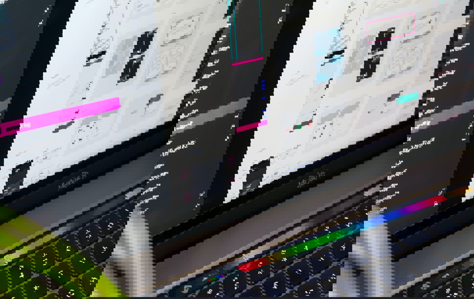 Närbild på en Mac-dator som har igång designprogrammet Figma.