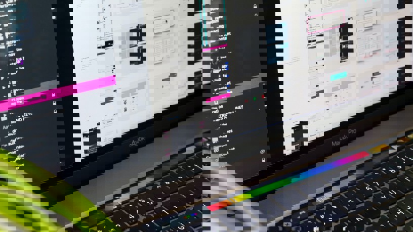 Närbild på en Mac-dator som har igång designprogrammet Figma.