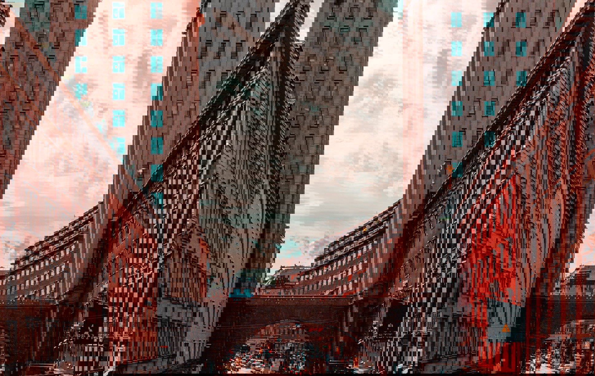 En scenisk och stämningsfull bild av Kungstornen på Kungsgatan i Stockholm, med elegant arkitektur som framhävs av en dramatisk himmel och urban omgivning.