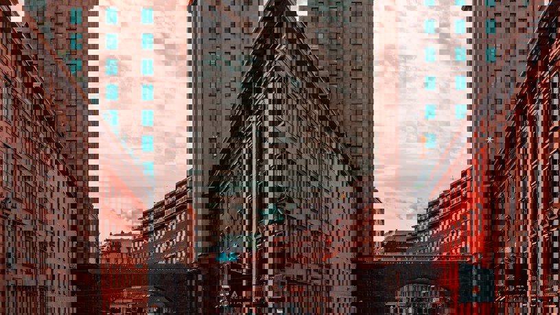 En scenisk och stämningsfull bild av Kungstornen på Kungsgatan i Stockholm, med elegant arkitektur som framhävs av en dramatisk himmel och urban omgivning.