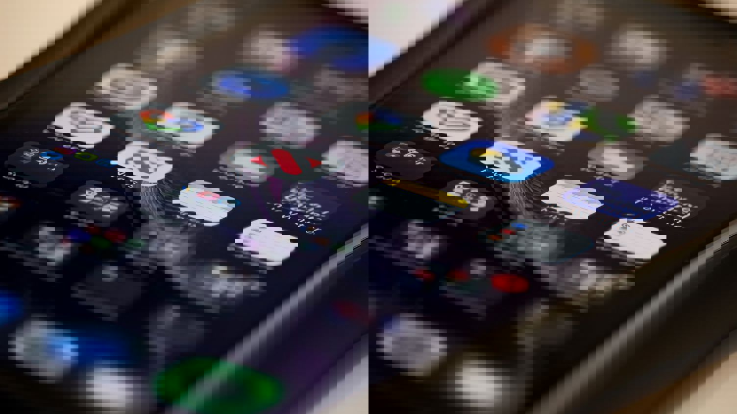 Närbild med en iphoneskärm med olika appar.