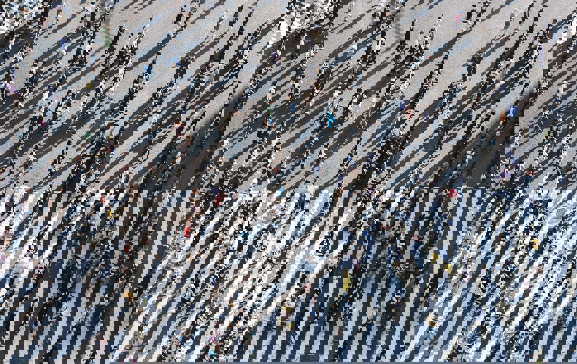 Flygfoto över många människor som går över ett övergångsställe.