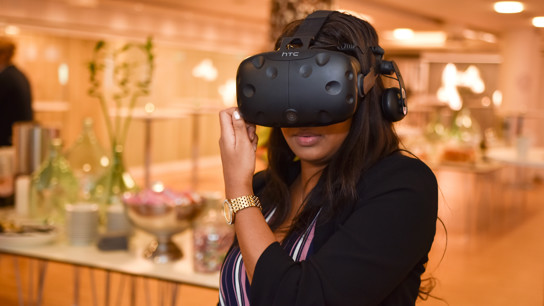 En kvinna som bär på VR-headset i en lyxig omgivning.