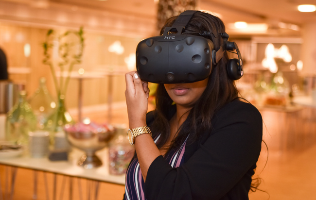 En kvinna som bär på VR-headset i en lyxig omgivning.