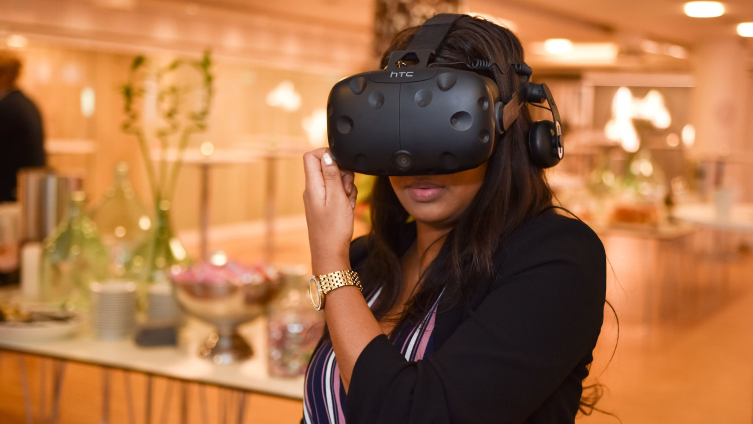 En kvinna som bär på VR-headset i en lyxig omgivning.