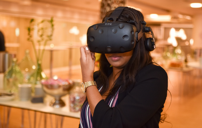 En kvinna som bär på VR-headset.