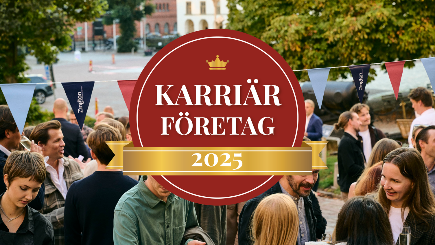 En livfull bild av människor som minglar utomhus en sensommarkväll, omgivna av en varm och festlig atmosfär, med Karriärföretagen 2025-emblemet överlagt i toppen av bilden.