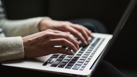 En kvinnas händer som skriver på en bärbar dator.