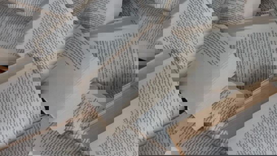 Massa uppslagna böcker liggandes med massa text