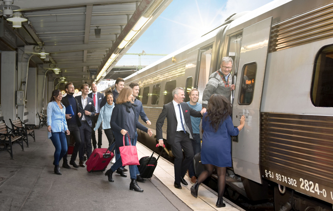 En grupp människor som går ombord på ett tåg.