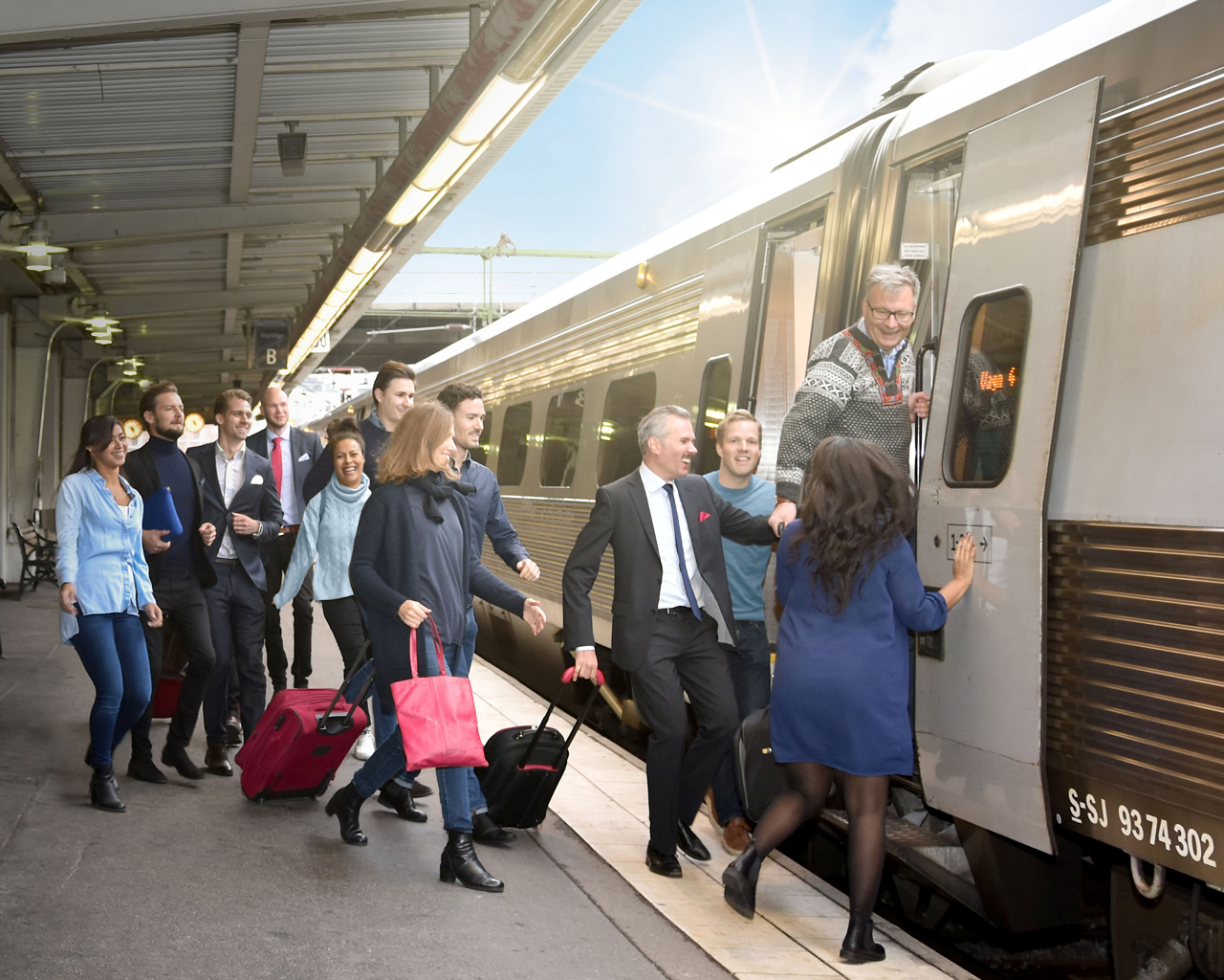 En grupp människor som går ombord på ett tåg.