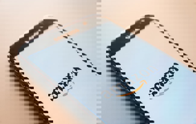 En mobiltelefon med Amazon bolaget på skärmen.