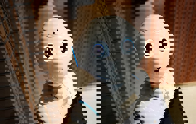 Porträttbild på en vänlig robot med stora ögon.