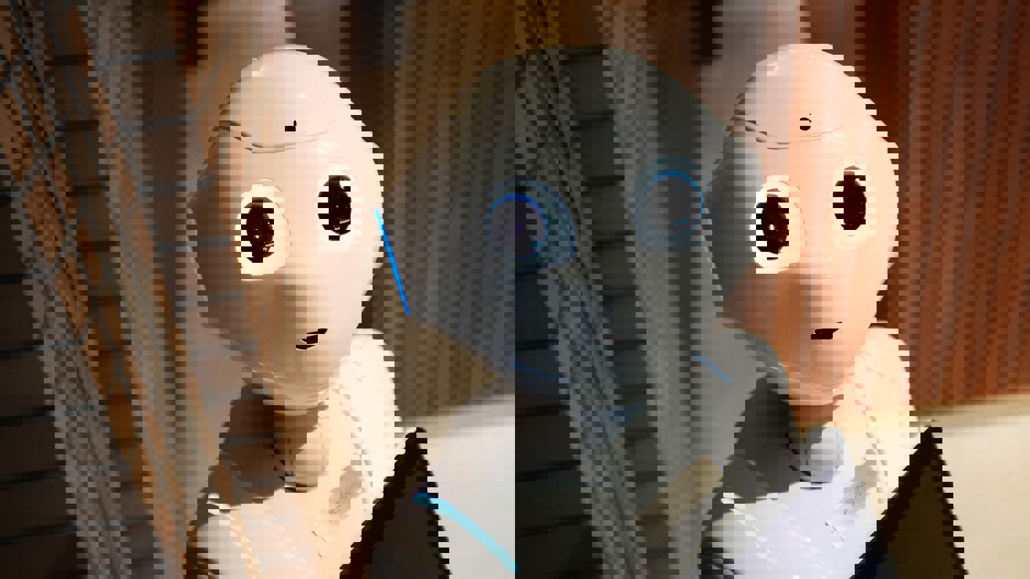 Porträttbild på en vänlig robot med stora ögon.