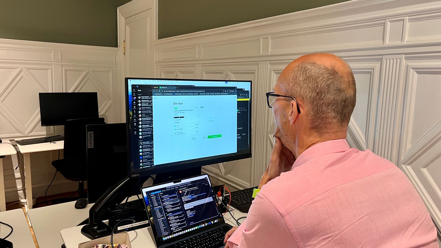 Per Norstad sitter framför sin dator i ett öppet kontorslandskap på Zingtons kontor.