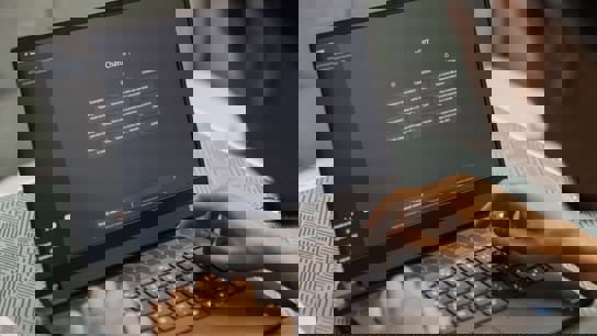 En person som använder Chat GPT på en bärbar dator.