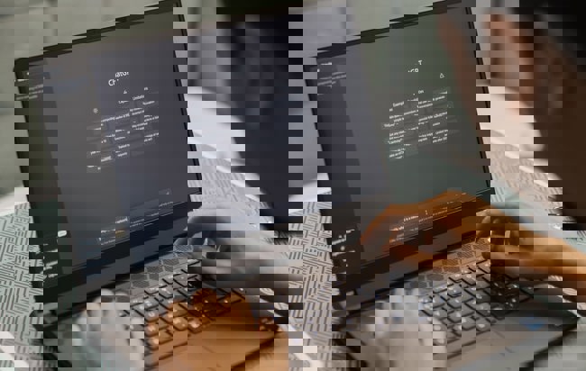 En person som använder Chat GPT på en bärbar dator.