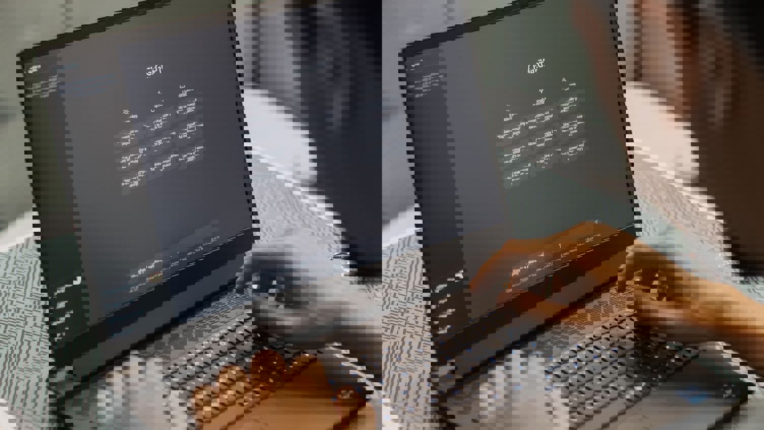 En person som använder Chat GPT på en bärbar dator.