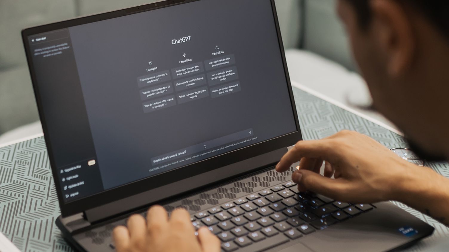 En person som använder Chat GPT på en bärbar dator.