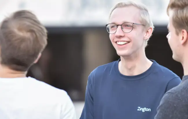 En närbild av fyra män som umgås med varandra.