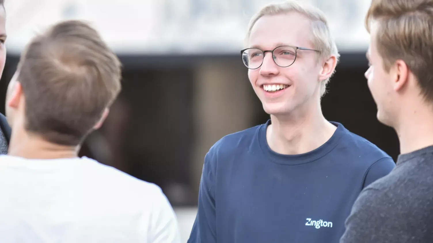 En närbild av fyra män som umgås med varandra.