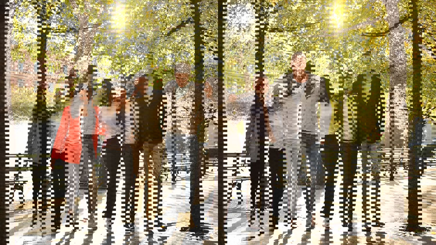 En grupp människor i en park som poserar för en bild.