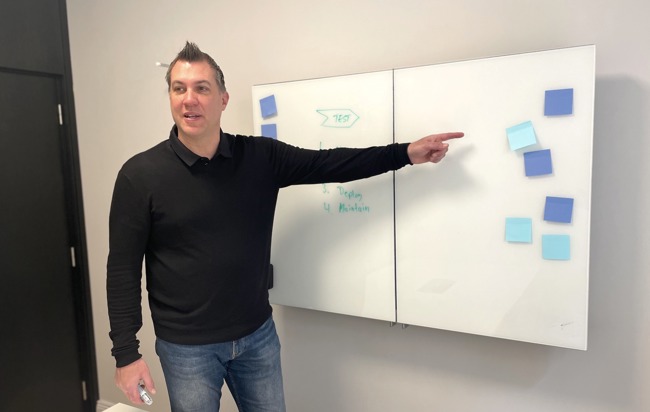 En man som pekar på en whiteboard